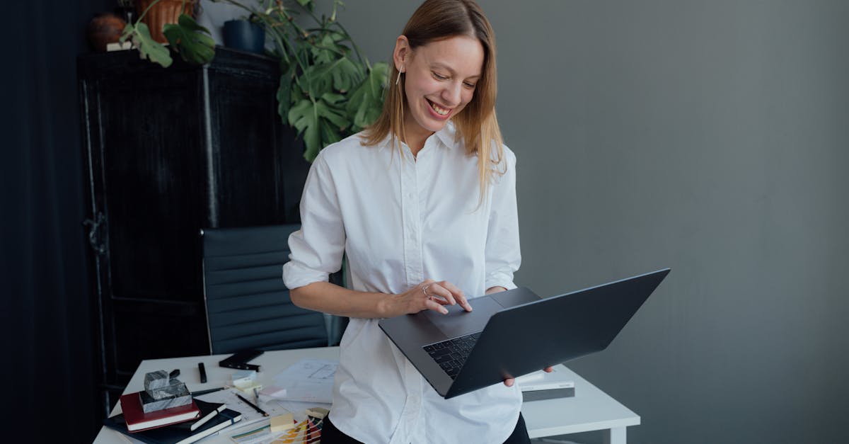 discover the benefits of a standing desk for improved posture, increased energy, and enhanced productivity. explore ergonomic designs and styles to find the perfect fit for your workspace.